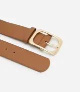 Cinturón negro de cuero sintético con hebilla cuadrada dorada.