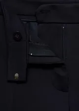 Pantalón negro de vestir, de corte recto, con cierre de cremallera y gancho, tiro medio, trabillas y bolsillos laterales y traseros.