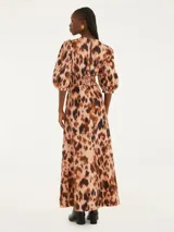 Vestido largo con estampado animal print en tonos marrones y beige, escote en V profundo, mangas abullonadas 3/4 y corte fluido.