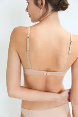 Soutien de taza soft sin aro, color negro, con tirantes finos ajustables y elástico con logo en el contorno inferior.