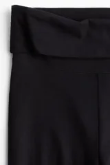 Pantalón negro de punto suave con piernas amplias y cintura plegable con laterales fruncidos para un efecto drapeado suave.