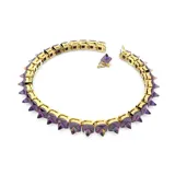 Gargantilla con cristales tridimensionales de talla piramidal en tonos violetas, con montura con baño dorado y engaste abierto. Cierre de seguridad. Forma parte de la familia Chroma.