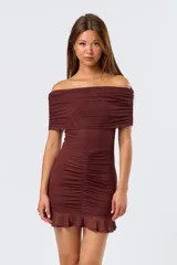 Vestido corto marrón de mesh, con escote off-shoulder y fruncido en la falda.