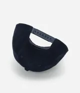 Gorra de sarga de algodón color marrón oscuro con visera curva y ajuste trasero. Presenta un bordado frontal con las letras 'NYC' en estilo universitario con detalles en rojo y blanco, flanqueadas por los números '19' y '86' y tres estrellas blancas debajo.