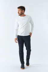 Remera blanca de manga larga con cuello redondo y logo estampado en el pecho.