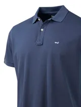 Remera polo color salmón de piqué de algodón orgánico, corte regular, con cuello clásico y tapeta de dos botones.