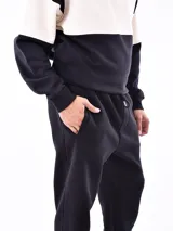 Pantalón de jogging gris oscuro con cintura elástica ajustable con cordón y puños ajustados.