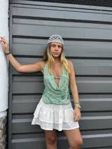 Gorro tipo casquete de red color celeste con perlas blancas.