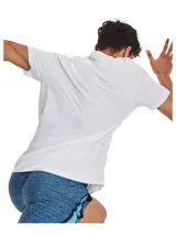 Remera deportiva gris jaspeado de corte clásico, con cuello redondo y mangas cortas. Confeccionada con tejido de punto transpirable y tecnología seamless para mayor comodidad.