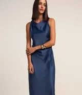Vestido midi sin mangas confeccionado en tejido con efecto satinado color azul. Posee escote drapeado además de fruncido en el cuerpo.