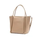 Bolso tote color beige, de cuero sintético, con doble asa de mano y correa bandolera desmontable y regulable. Tiene cierre superior, herrajes dorados y un bolsillo interno con cierre.