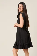 Vestido corto color salmón, con escote en V, mangas cortas con volados, cintura elastizada y falda con volados en el ruedo.