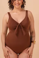 Malla entera color borgoña con breteles finos y escote en V con nudo.