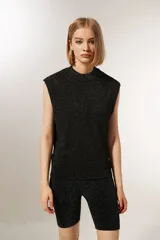 Musculosa azul noche de poliéster con cuello alto y corte ancho.