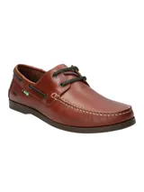 Zapato náutico de cuero marrón con cordones negros, suela de goma y detalle de logo de pato bordado en el lateral.