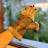 Mitones marrones de cuero con borde de lana marrón.