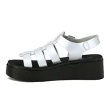 Sandalias blancas con plataforma negra, tiras anchas cruzadas y pulsera con hebilla.