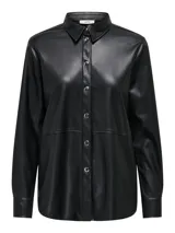 Camisa larga negra de ecocuero para mujer con corte holgado, cuello con botones y cierre frontal con botones a presión.