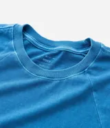 Musculosa sin mangas, corte boxy, color azul celeste con efecto desteñido. Presenta un pequeño logo bordado en el pecho.