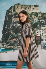 Vestido corto color crema con rayas verticales marrones, cuello mao, botones a tono y parche con logo en el frente.