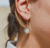 Aros colgantes de plata 925 con perlas de río. Las perlas están sujetas con una cinta de plata de 5 mm.