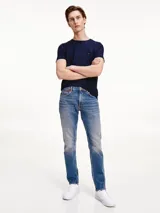 Jeans de corte recto, color azul claro, con diseño clásico de cinco bolsillos y cierre con botón y cremallera.
