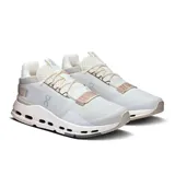 Championes urbanos On Running Cloudnova 2, color blanco con detalles en beige.