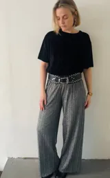 Pantalón palazzo plateado de lurex plisado con cintura elástica y corte amplio.