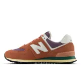 Championes New Balance U574 de hombre, color marrón, lila y naranja, con logo N blanco.