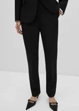 Pantalón de vestir negro de corte recto, con trabillas, bolsillos laterales y cierre oculto de botón, gancho y cremallera.