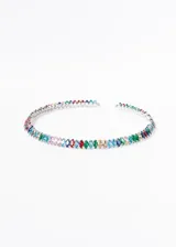 Gargantilla rígida plateada con hilera de zirconias de colores engarzadas.
