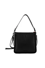 Cartera bandolera negra de cuero sintético con textura granulada, correa de hombro corta y correa bandolera larga regulable.