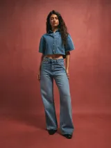 Pantalón de jean de tiro alto, corte wide leg, color azul claro con aberturas en la cintura.