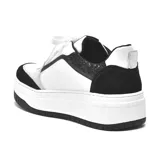 Zapatillas deportivas urbanas blancas con detalles en negro y gris. Plataforma blanca con suela negra.
