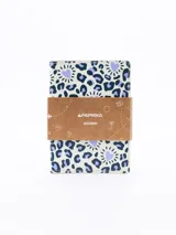 Funda para pasaporte con estampado de animal print con corazones en color lila.