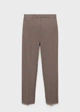 Pantalón crop gris de corte skinny, con tiro medio, trabillas, cierre de cremallera y gancho, dos bolsillos laterales y forro interior.