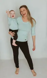Remera gris melange de algodón elastizado, con mangas tres cuartos y corte apto para embarazo y lactancia, con apertura para amamantar.