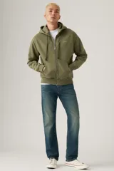 Pantalón de jean de corte recto, color azul oscuro con desgaste en muslos y rodillas.