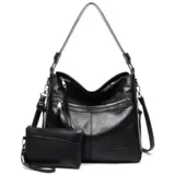 Bolso de eco cuero negro con diseño estructurado y cierre superior.
