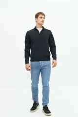 Buzo azul marino de tejido de punto con cuello alto y medio cierre con cremallera.