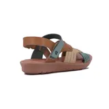Sandalia casual de cuero color beige con dos tiras anchas sobre el empeine, pulsera con hebilla al tobillo y suela baja de goma.