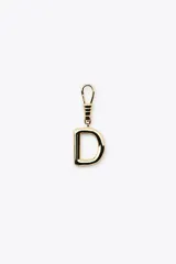 Dije dorado en forma de la letra A, con mosquetón para colgar en carteras o pulseras.