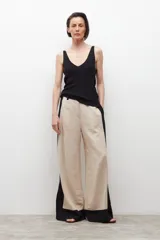 Top de punto negro, sin mangas, con escote en V pronunciado.