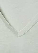 Camiseta negra de algodón con cuello en V y mangas cortas.
