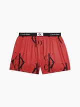 Bóxer rojo de algodón con estampado del logo de Calvin Klein en negro. Cintura elástica negra con logo de la marca en blanco.