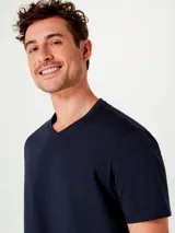 Remera negra de corte clásico con cuello en V y mangas cortas.