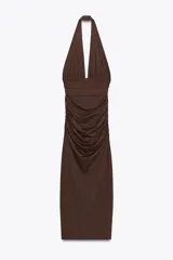 Vestido midi marrón de cuello halter confeccionado en hilatura con mezcla de poliamida. Espalda descubierta, detalle de aplicación metálica en delantero y drapeado lateral.