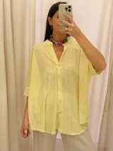 Camisa amarilla de mangas cortas con bordado calado.