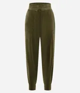 Pantalón deportivo verde oliva confeccionado en microfibra con cintura elástica.