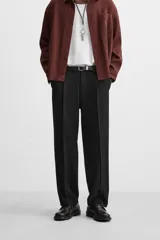 Pantalón negro de corte recto confeccionado en tejido fluido con mezcla de viscosa, con bolsillos frontales y traseros de vivo.